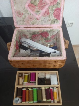 Costurero Vintage de Mimbre con lote de Mercería