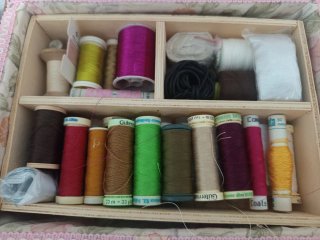 Costurero Vintage de Mimbre con lote de Mercería