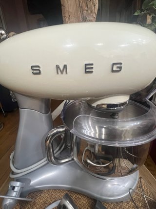 Amasadora Batidora Smeg Crema con 4 accesorios