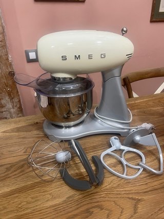 Amasadora Batidora Smeg Crema con 4 accesorios