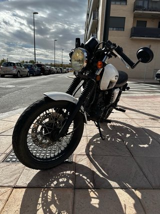 Moto Hanway Raw Cafe 125