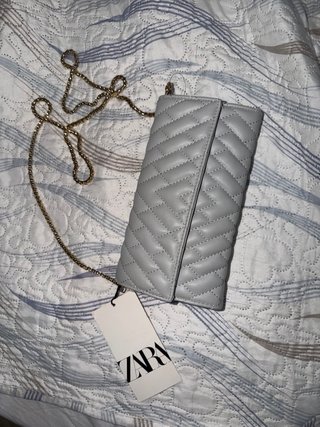 Bolso Zara gris acolchado con cadena
