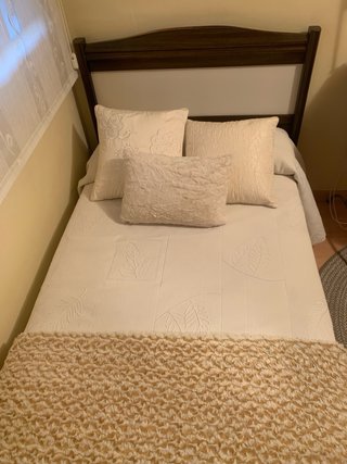 Cama individual de madera y tela