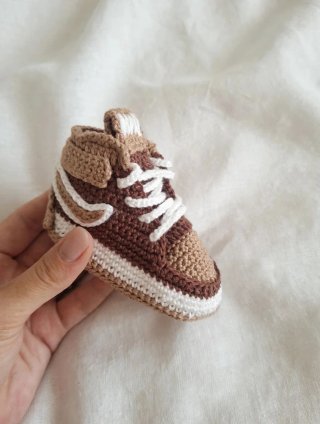 Scarpine neonato uncinetto stile Nike