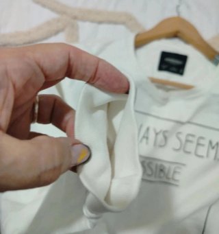 Sudadera blanca con letras negras