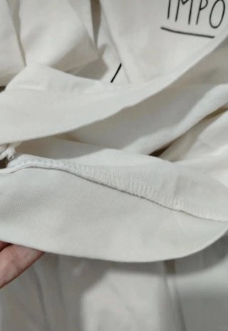 Sudadera blanca con letras negras