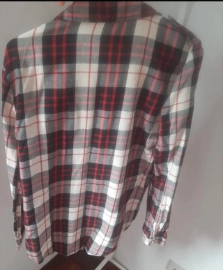 Camisa de cuadros roja, negra y blanca