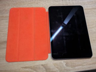 iPad mini con funda roja 6a generación