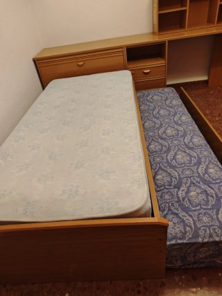 Dormitorio juvenil con dos colchones