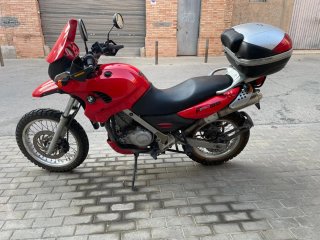 Moto BMW 650 GS Roja