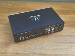 Interfaz de Audio Behringer U-Phoria UMC204HD
