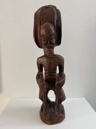 Statua africana in legno intagliato