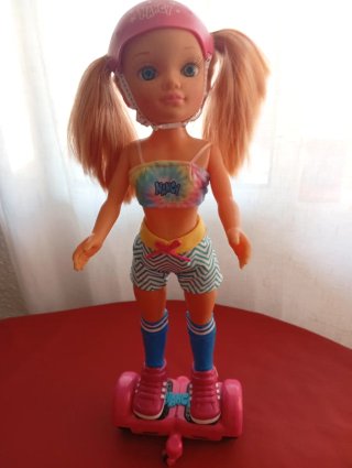 Nancy Famosa con Hoverboard