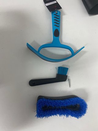 Rasqueta limpiacascos y cepillo para Caballos