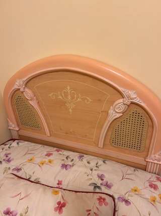 Habitación Juvenil con Detalles de Rejilla