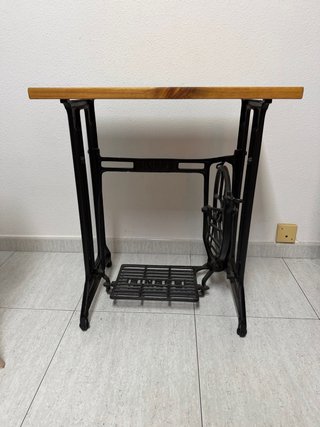 Mesa artesanal madera y patas de maquina de coser