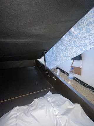 Cama 190x130cm con canapé abatible.
