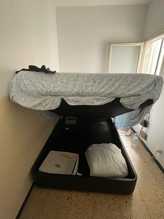 Cama 190x130cm con canapé abatible.