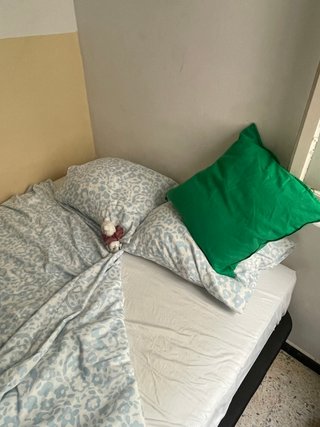 Cama 190x130cm con canapé abatible.