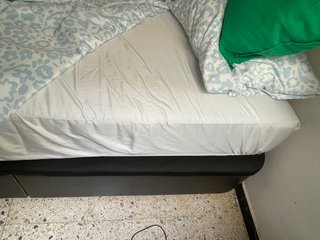Cama 190x130cm con canapé abatible.