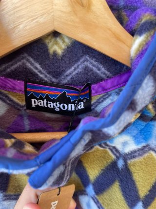 Polo in pile Patagonia con stampa geometrica