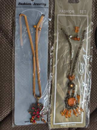 Collares de Bisutería se venden por separado