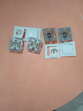 Set de 4 Enchufes e Interruptores Blancos