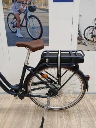 Bicicleta eléctrica urbana cuadro bajo Elops 900 E Azul