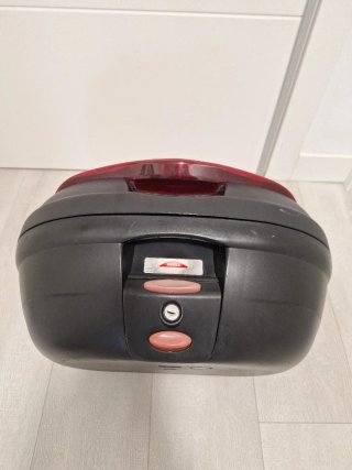 Baúl de moto Givi