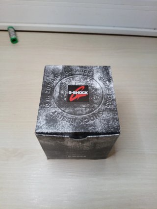 Estuche Casio G-Shock y libro de instrucciones
