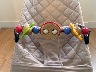 Hamaca Babybjorn con juguete.