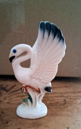 Preciosa y elegante figura de porcelana