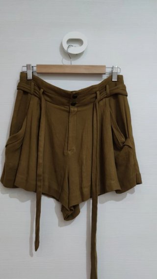 Shorts Zara verde oliva con cinturón
