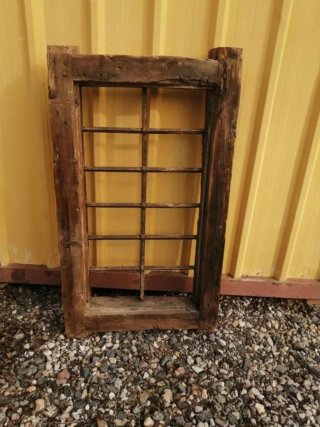Marco de ventana antiguo con rejas dos iguales