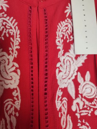 Mono Rojo con Bordados