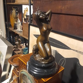 FIGURA DE BRONCE DE UN DESNUDO FIRMADO POR J PARON