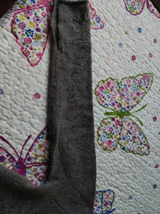 Jersey gris con detalles brillantes
