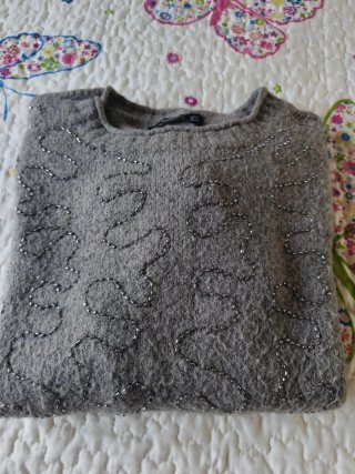 Jersey gris con detalles brillantes