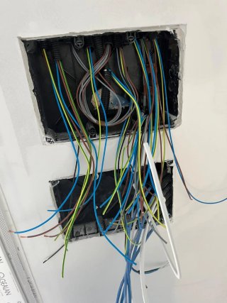 Electricista 24 h  TEL: 643 06 99 89