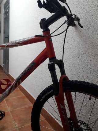 Bicicleta de montaña roja y blanca