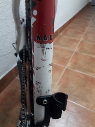 Bicicleta de montaña roja y blanca