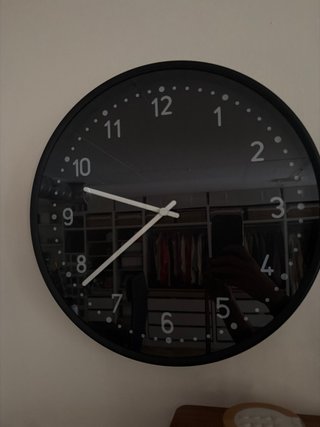 Reloj de pared negro y blanco