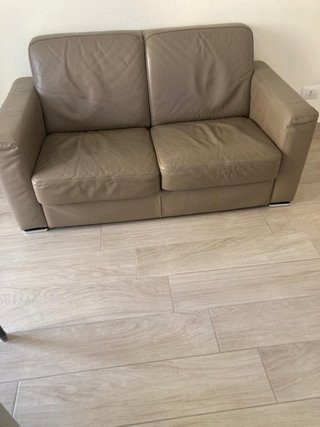Divano 2 posti in pelle beige marca Rosini