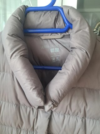 Plumífero Uniqlo Ultralight gris caballero