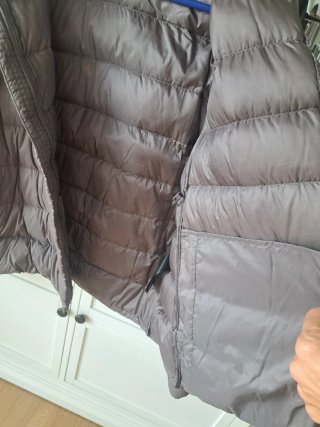 Plumífero Uniqlo Ultralight gris caballero