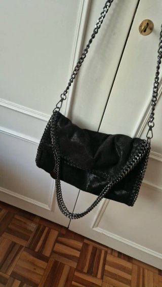 Bolso Negro con Cadena