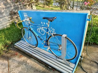 Bicicleta de carretera azul vintage