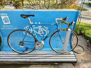 Bicicleta de carretera azul vintage