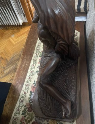 Escultura de la Piedad tallada en madera