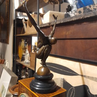 FIGURA DE BRONCE DE UN ATLETA SOBRE MARMOL